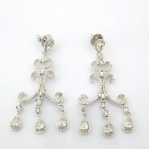 18K white gold earrings detailed with brilliant diamonds