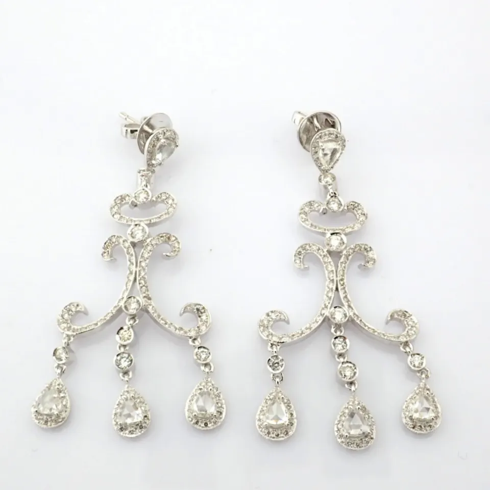 18K white gold earrings detailed with brilliant diamonds