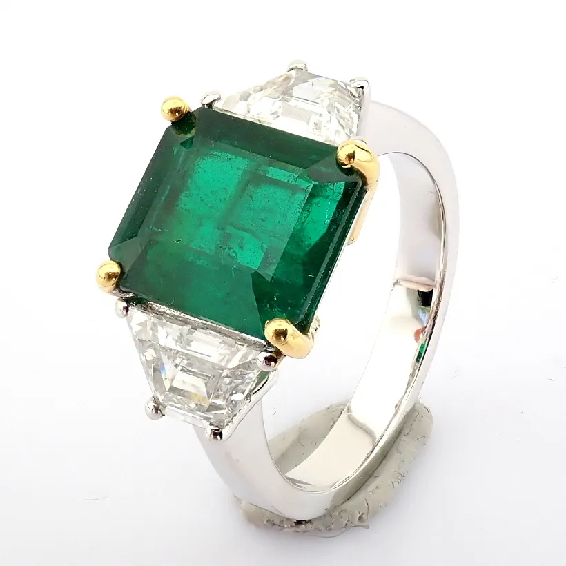 A Luxurious 18K White Gold Ring Detailed With Vibrant 3.29ct Emerald and 1.16ct Brilliant Diamonds