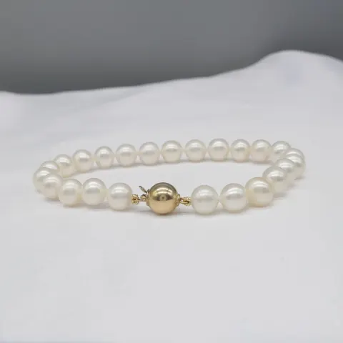 White cultured pearl strung bracelet with yellow gold ball clasp