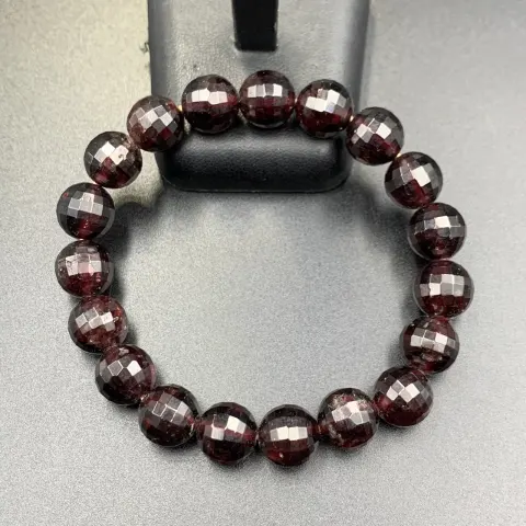 GTV-19, Natural Faceted Cut Garnet Beads Bracelet
