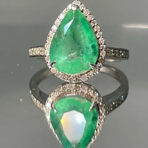 Beautiful 3.06 CT Natural Emerald With Natural Diamonds & 18kGold