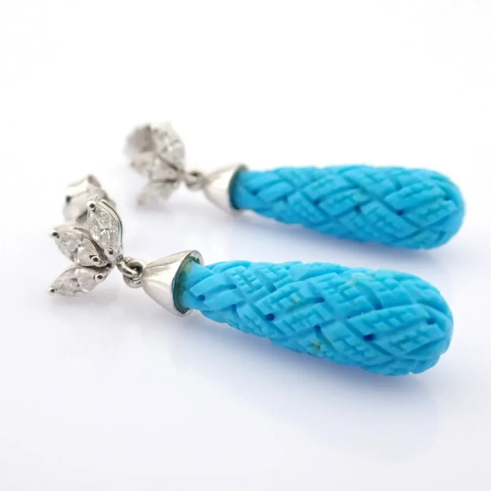 An Exquisite Earrings Detailed With Carved Turquoise, Brilliant Diamonds and Gold