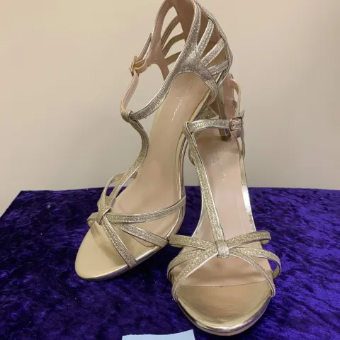 Designer shoes in gold size 40. Code 208