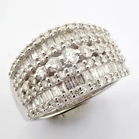 18K White Gold Ring Detailed With 1.23 Ct Diamonds