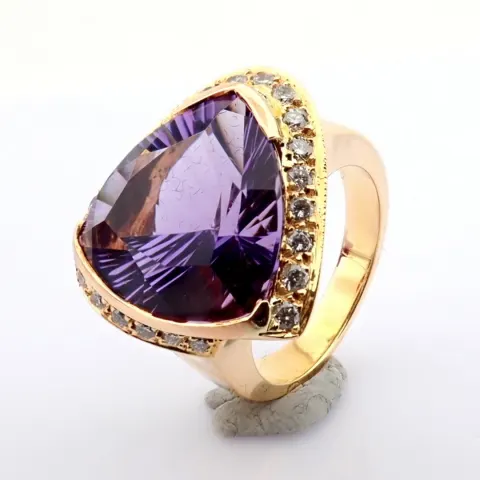An Exquisite 18K Cluster Ring Detailed With Amethyst and Brilliant Diamonds