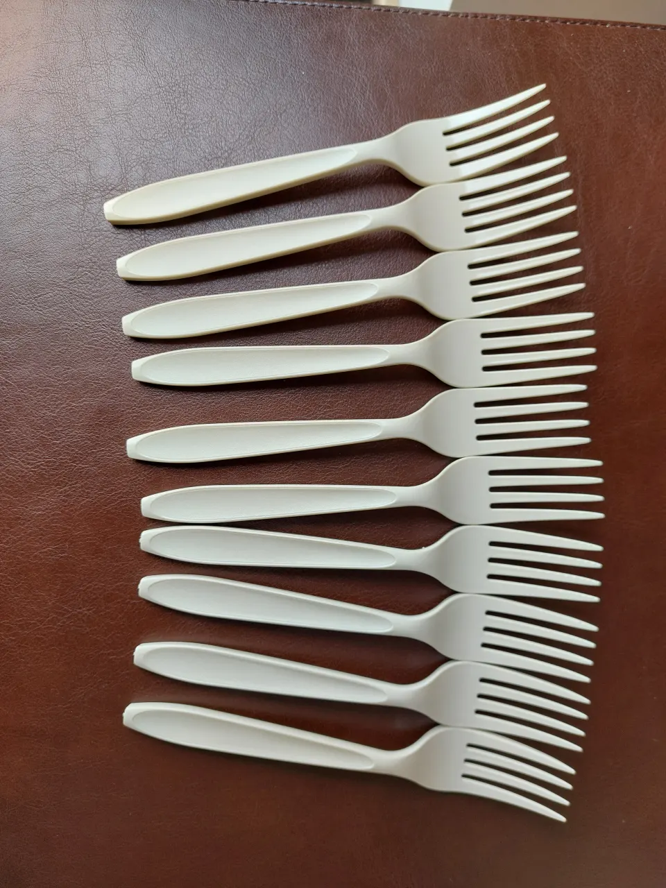 200 plastic forks in champagne