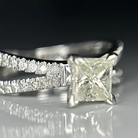 Beautiful 1.17ct Princess Cut Untreated Natural Solitaire Diamond & 18k Gold