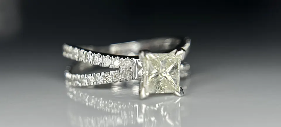 Beautiful 1.17ct Princess Cut Untreated Natural Solitaire Diamond & 18k Gold
