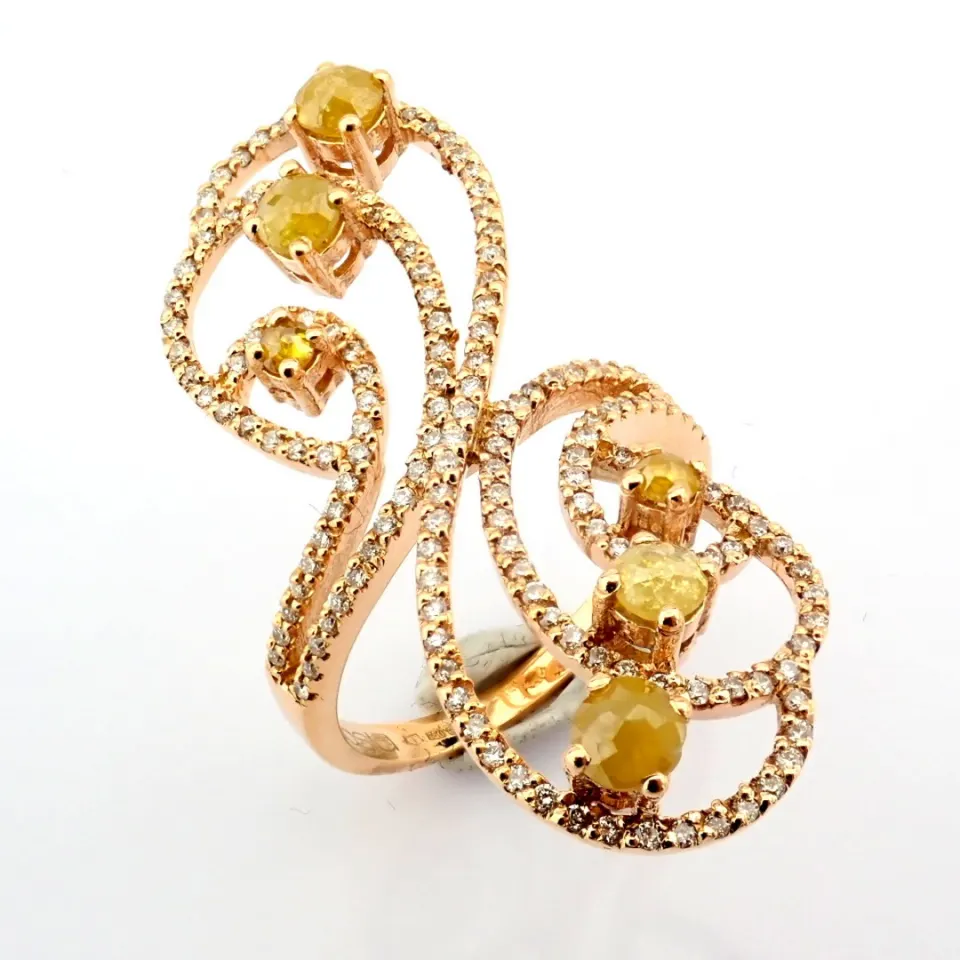18K Rose Gold Ring Detailed With Diamonds