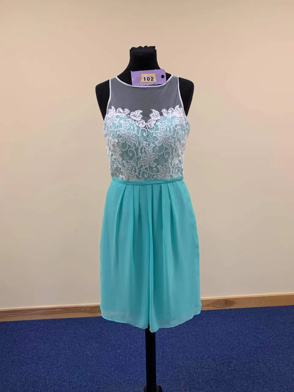 Alexia knee length dress size 8 ivory lace and mint chiffon