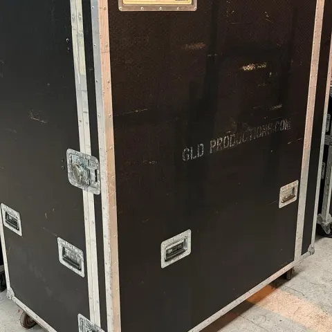 Large Flight Case on castors 80 cm x 142 cm x 175 cm