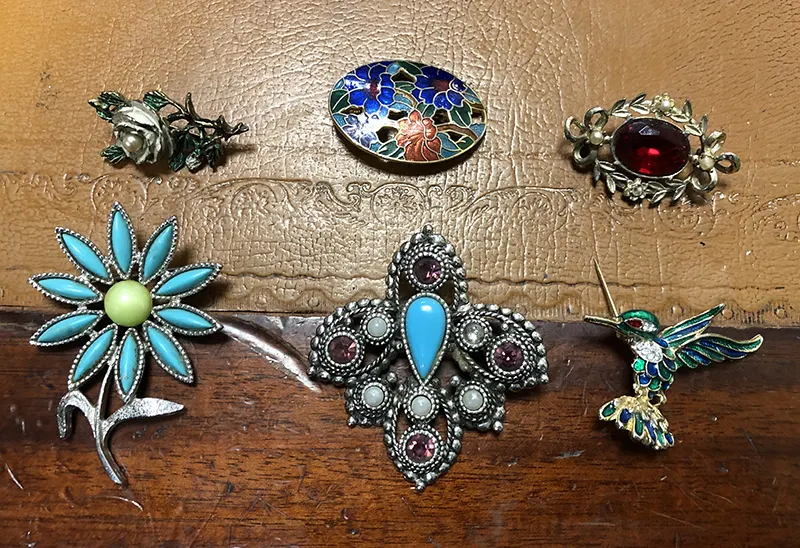 Collection of 6 Brooches