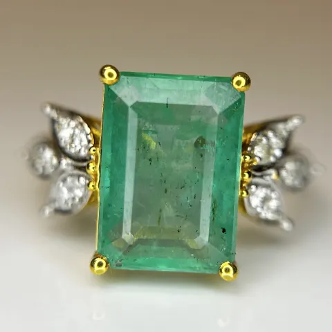 Beautiful Natural Emerald 4.32 CT With Natural Diamonds & 18k Gold