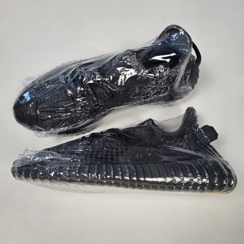 Sneakers With Reflective Thread