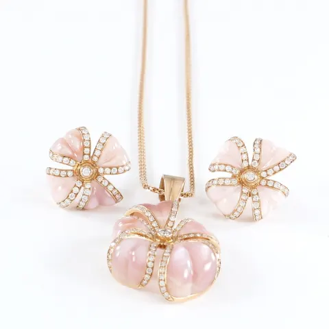 18 K / 750 Rose Gold Designer Diamond & Mother of Pearl Pendant Necklace Set