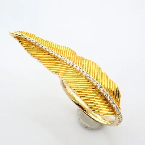 An Exquisite 14K Yellow Gold Feather Ring Detailed With Brilliant Diamonds.