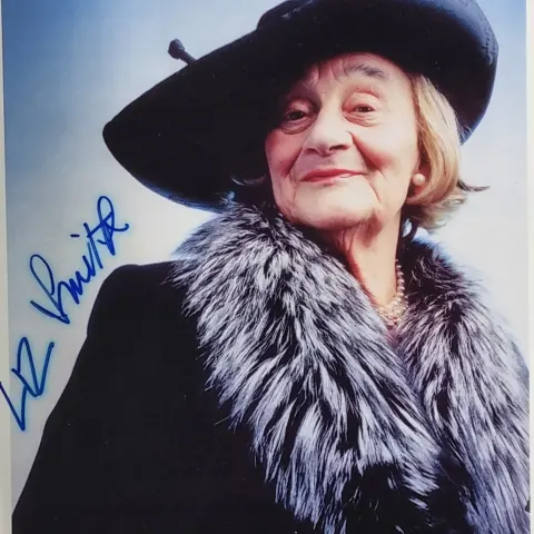 Liz Smith Original Signature