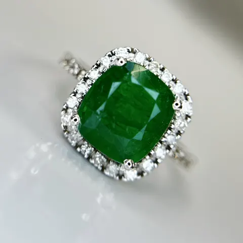 Beautiful Natural 2.81ct Emerald With Natural Diamonds & 18k Gold