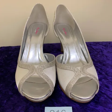 Designer shoes black size 8 Code 216