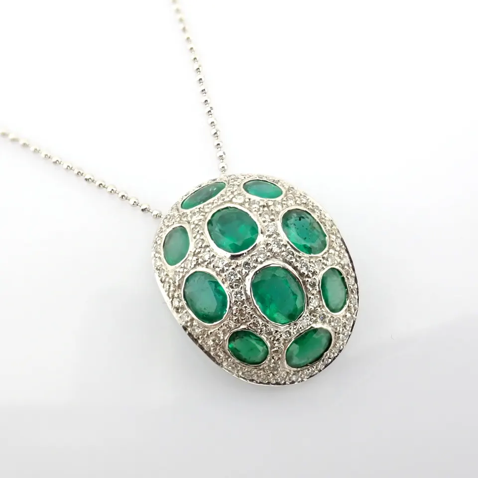 An Exquisite Necklace Detailed With Vibrant Emerald, Brilliant Diamonds and Gold