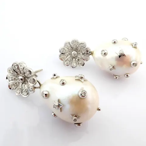 An Exquisite Earrings Detailed With Baroque Pearl, Brilliant Diamonds and Gold