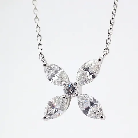 An Exquisite 18k White Gold Necklace Detailed With 1ct Diamonds