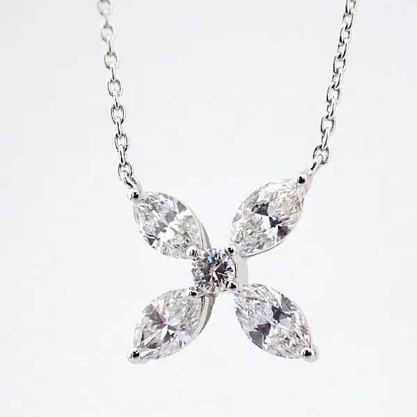 An Exquisite 18k White Gold Necklace Detailed With 1ct Diamonds