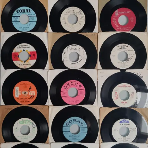 A Collection of 18x Promotional / Radio Station DJ Samples From VG, VG+ to EX Condition