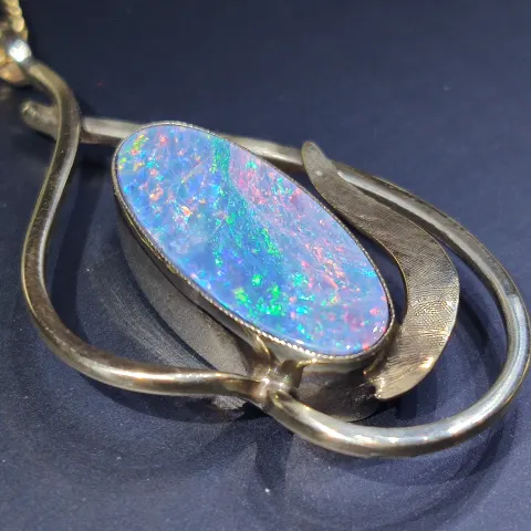 A 9ct Gold Australian Black Opal Pendant Approx 3.3 Carats In Weight and 9ct Gold Chain.  9.2g Total