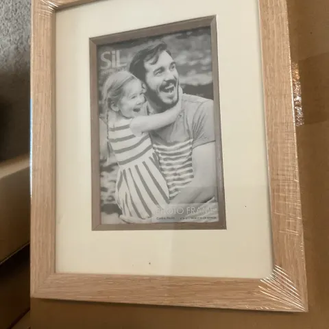 SIL Interiors Wooden Photo Frame with White Inner Surround – 4 x 6 Inch