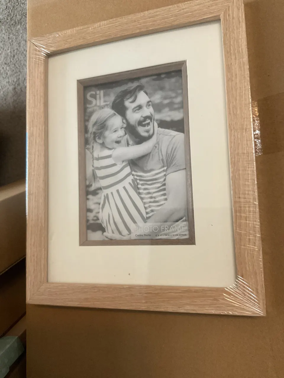 SIL Interiors Wooden Photo Frame with White Inner Surround – 4 x 6 Inch