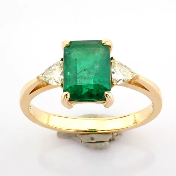14K Yellow Gold Ring Detailed With Vibrant Emerald and Triangle Diamonds
