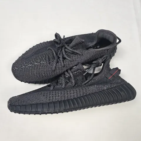 Sneakers With Reflective Thread UK 10.5