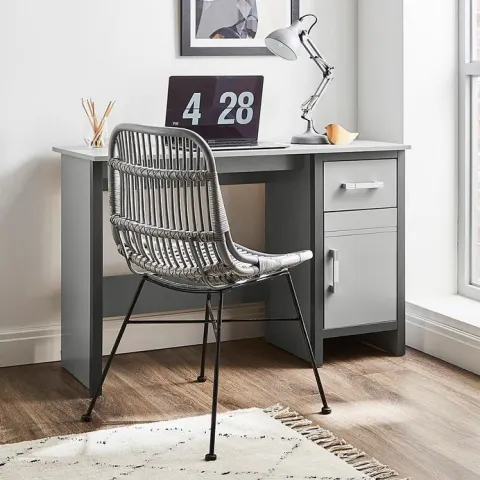 (36) RRP £179. Hudson Desk Grey. Features 1 Drawer & 1 Door For Handy Storage. Dimensions: (H75 x W