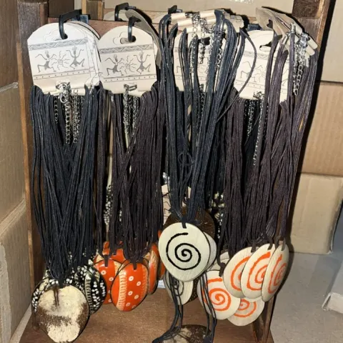 48 Assorted Fashion Necklaces With Display Stand L6