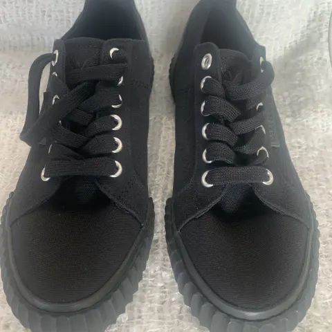 Brand New Lyle and Scott size 3 Black Fashion Trainers