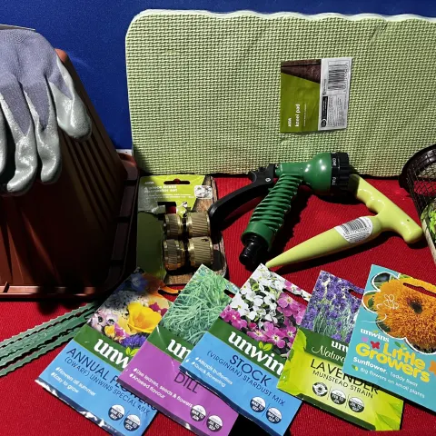 B2/E - Job lot Gardening Accessories, Pot, Gloves, Seeds, Hose connector, Knee Pads + More
