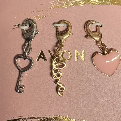 100 x Avon 3 Charm Sets