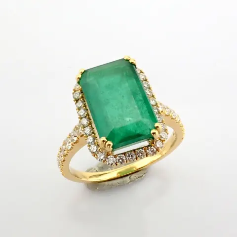 18K Yellow gold cluster ring detailed with vibrand emerald and brilliant diamonds