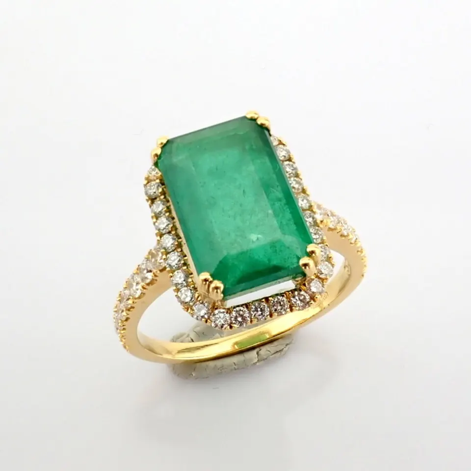 18K Yellow gold cluster ring detailed with vibrand emerald and brilliant diamonds