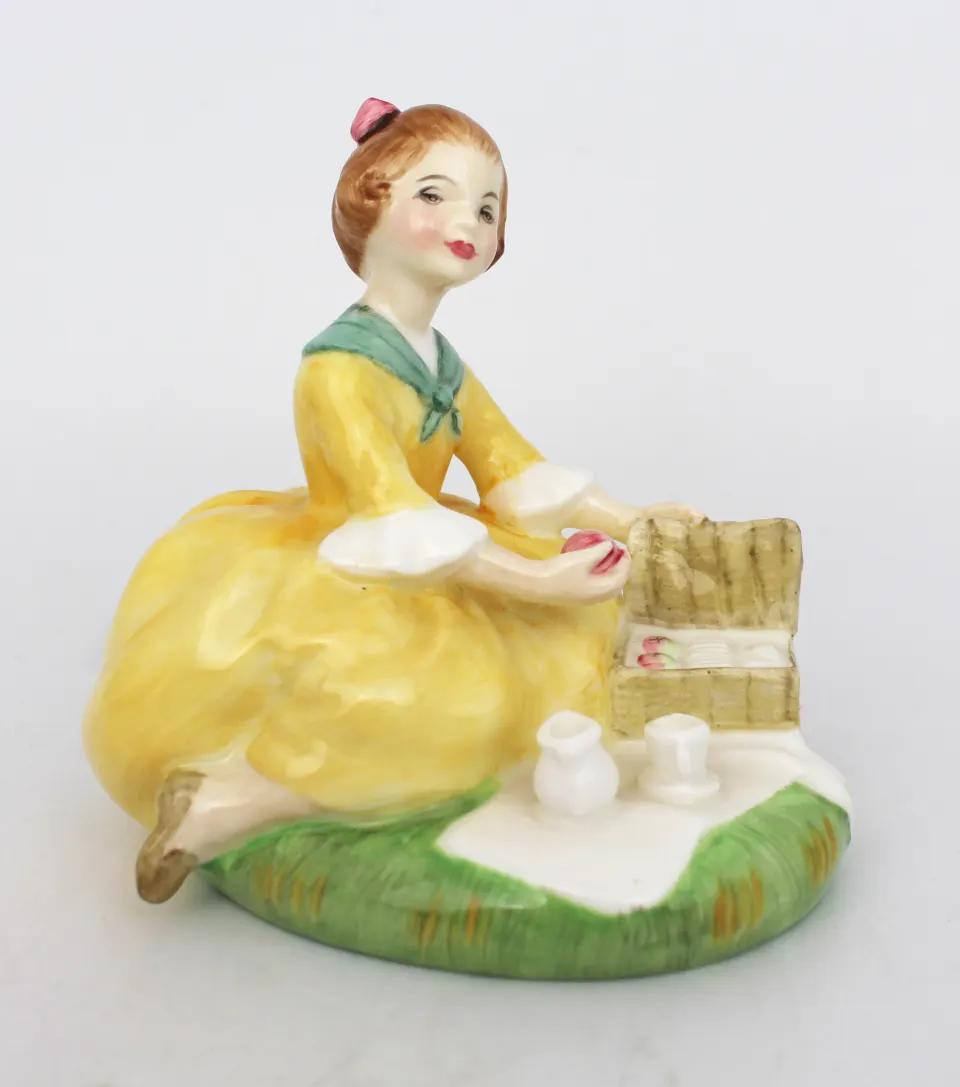 Royal Doulton Figurine Picnic HN 2308