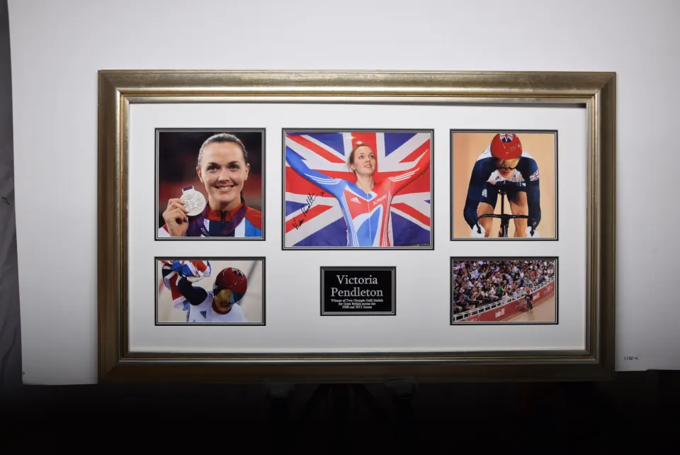 VICTORIA PENDLETON original signature presentation.