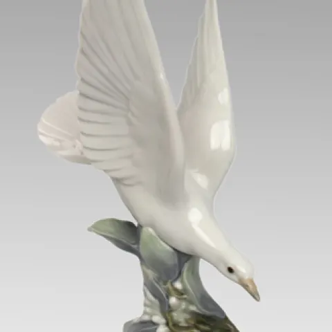 Lladro Sculpture Turtle Dove in Flight