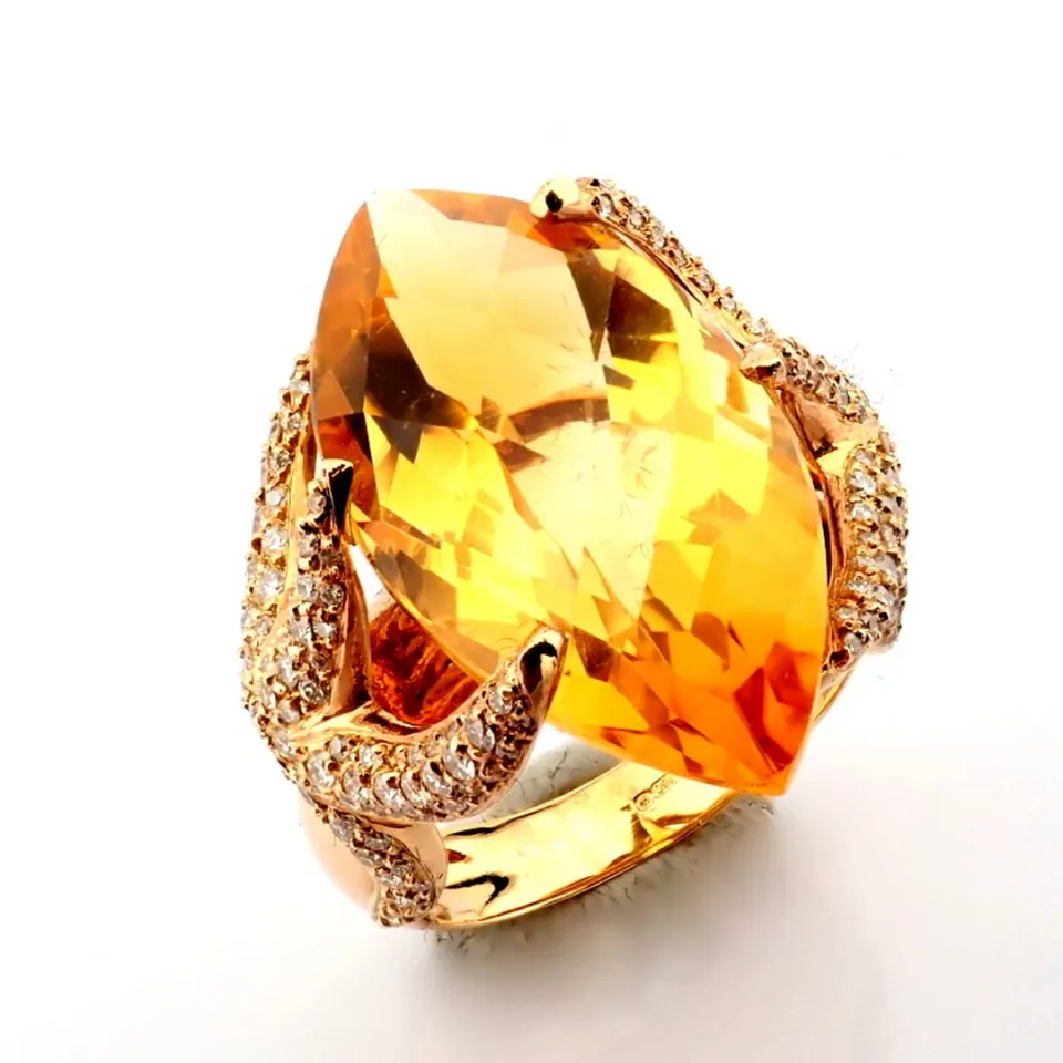 An exquisite 18k rose gold ring with citrine and brilliant diamonds