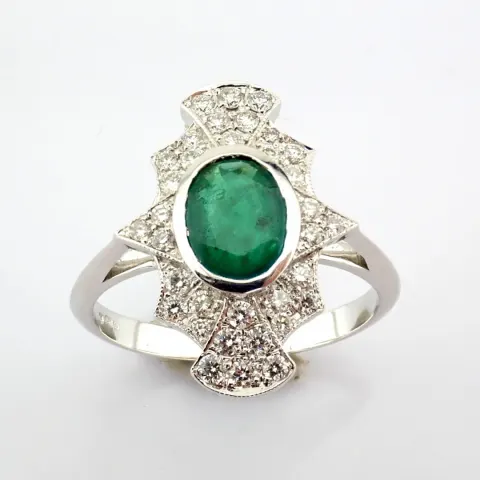 18K White Gold Ring Detailed With Vibrant Emerald and Brilliant Diamonds