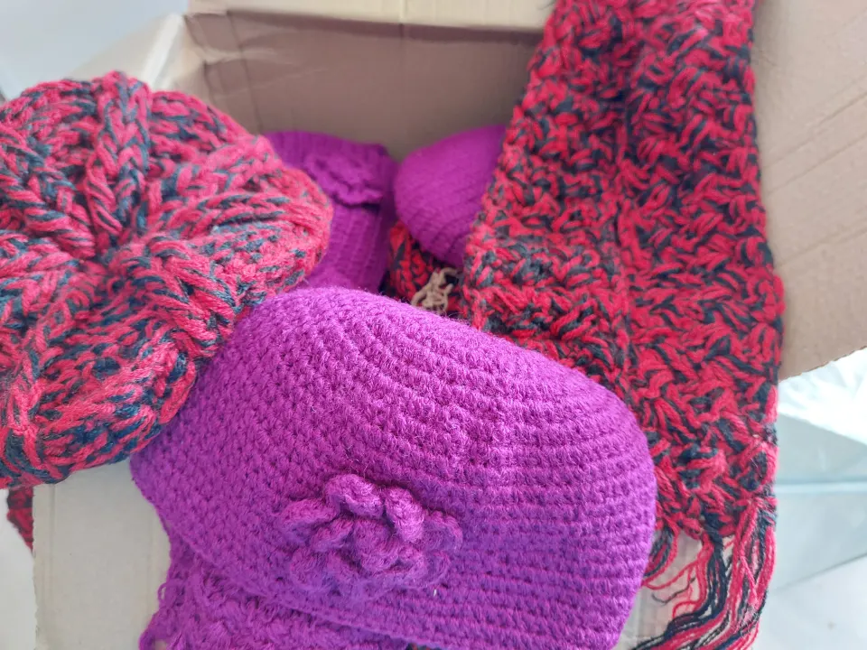 Hats, scarves and gloves child size assorted colours.  Min 15 items