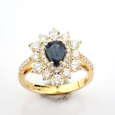 An Exquisite 18K Yellow Gold Ring Detailed With Sapphire and Brilliant Diamonds