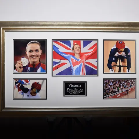 VICTORIA PENDLETON original signature presentation.