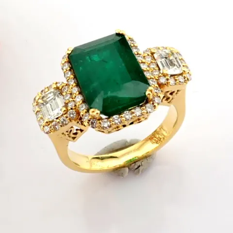 18K Yellow Gold Cluster Ring Detailed With Vibrant Emerald and Baguette and Brilliant Diamonds